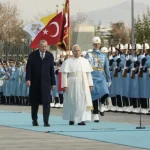 LEONE XIV ARRIVA IN TURCHIA. IL PONTE E LA ROTTA DEL FUTURO