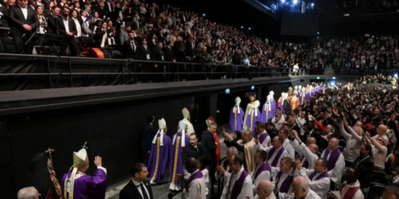 Si conclude la visita di Leone XIV in Turchia con la Messa allo stadio di Istanbul