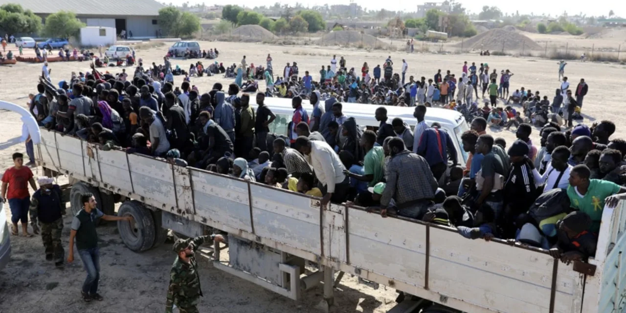 Libia, memoria corta e portafoglio lungo: l’Italia rinnova e tace. E il pallone fa il resto