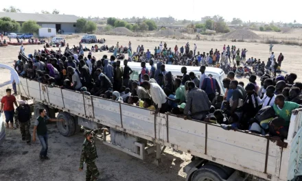 Libia, memoria corta e portafoglio lungo: l’Italia rinnova e tace. E il pallone fa il resto