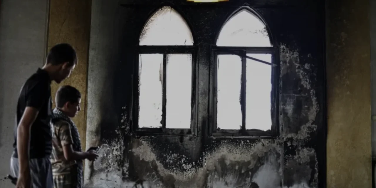 L’incendio che brucia più della moschea