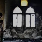 L’incendio che brucia più della moschea