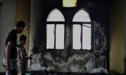 L’incendio che brucia più della moschea