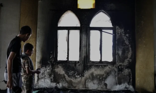 L’incendio che brucia più della moschea