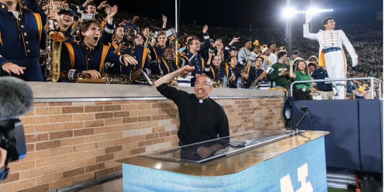 Quando la Messa entra nello stadio: la lezione di creatività pastorale di Padre Pete