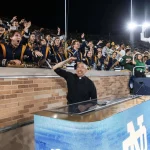 Quando la Messa entra nello stadio: la lezione di creatività pastorale di Padre Pete