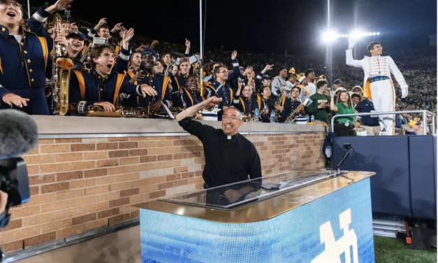 Quando la Messa entra nello stadio: la lezione di creatività pastorale di Padre Pete