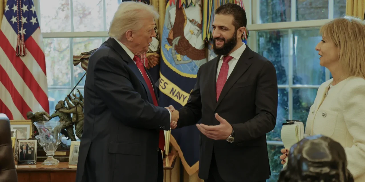 La stretta di mano tra Trump e l’ ex jiahdista Ahmad Al Sharaa e la nuova alleanza tra ex terroristi e imperialisti