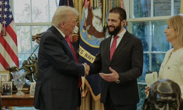 La stretta di mano tra Trump e l’ ex jiahdista Ahmad Al Sharaa e la nuova alleanza tra ex terroristi e imperialisti
