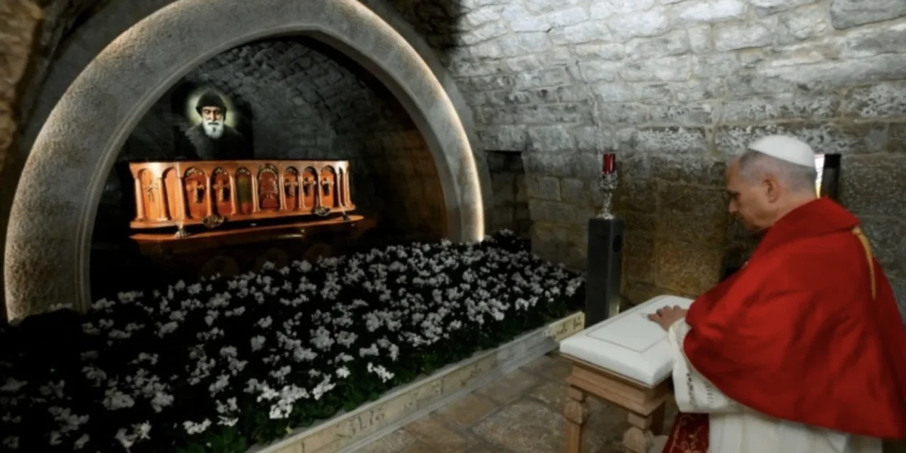 Leone XIV prega sulla tomba di San Charbel