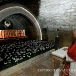 Leone XIV prega sulla tomba di San Charbel