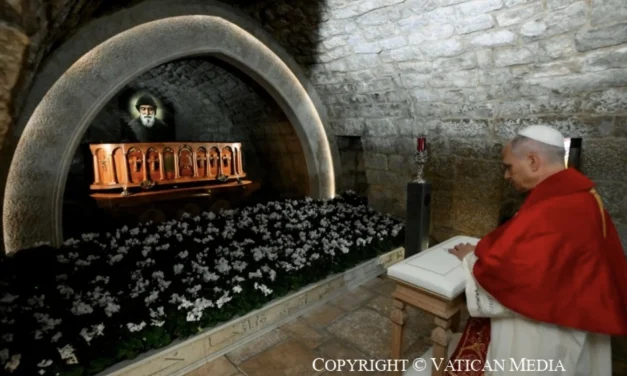 Leone XIV prega sulla tomba di San Charbel