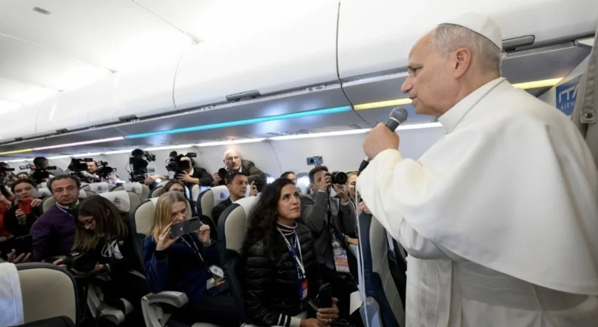 Conferenza stampa in aereo di Leone XIV