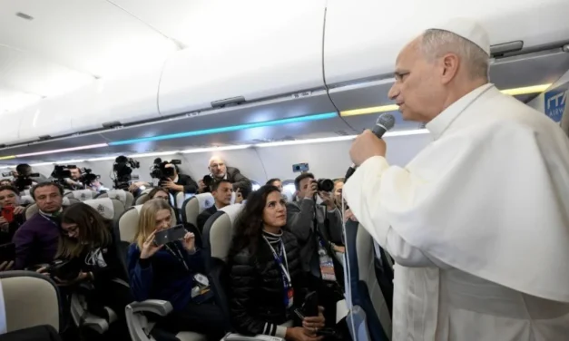 Conferenza stampa in aereo di Leone XIV