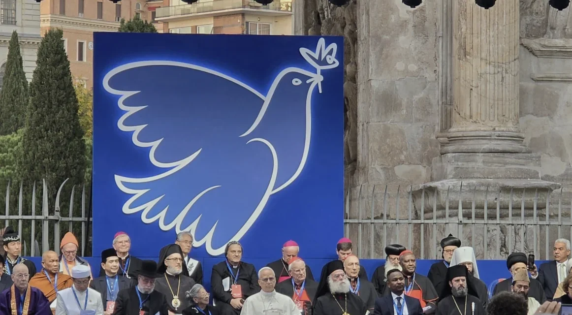 «La pace sia con tutti voi». Leone XIV e la via di una pace disarmata per il mondo ferito