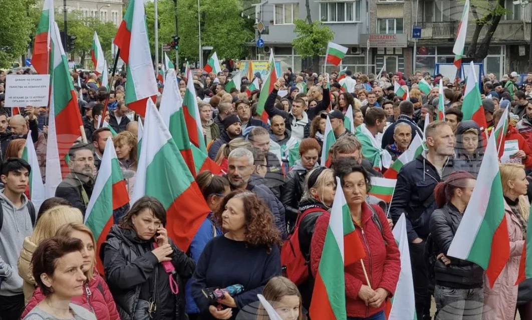 La Bulgaria si ribella all’Unione Europea e fa cadere il governo pro UE