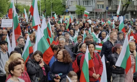 La Bulgaria si ribella all’Unione Europea e fa cadere il governo pro UE