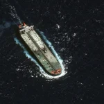 La petroliera e il mondo che scivola fuori dalle regole