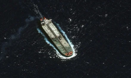 La petroliera e il mondo che scivola fuori dalle regole