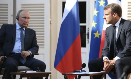 L’Europa al telefono che squilla a vuoto: Macron, la guerra che decidono altri e l’illusione di contare