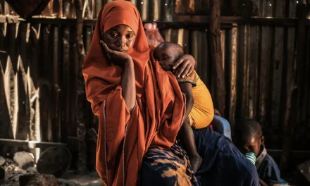 Spazzatura e patria: quando l’America riduce l’uomo a scarto