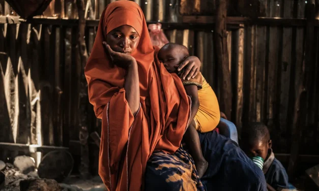 Spazzatura e patria: quando l’America riduce l’uomo a scarto