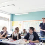 Educare all’affettività, non censurare la realtà: l’Europa affronta la violenza dove nasce