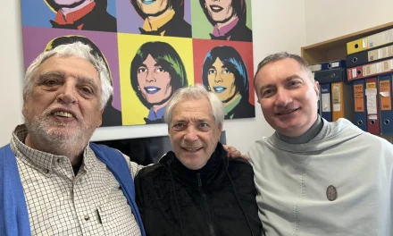 OLTRE IL CASCHETTO: INCONTRARE NINO D’ANGELO E SCOPRIRE L’UOMO