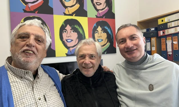 OLTRE IL CASCHETTO: INCONTRARE NINO D’ANGELO E SCOPRIRE L’UOMO