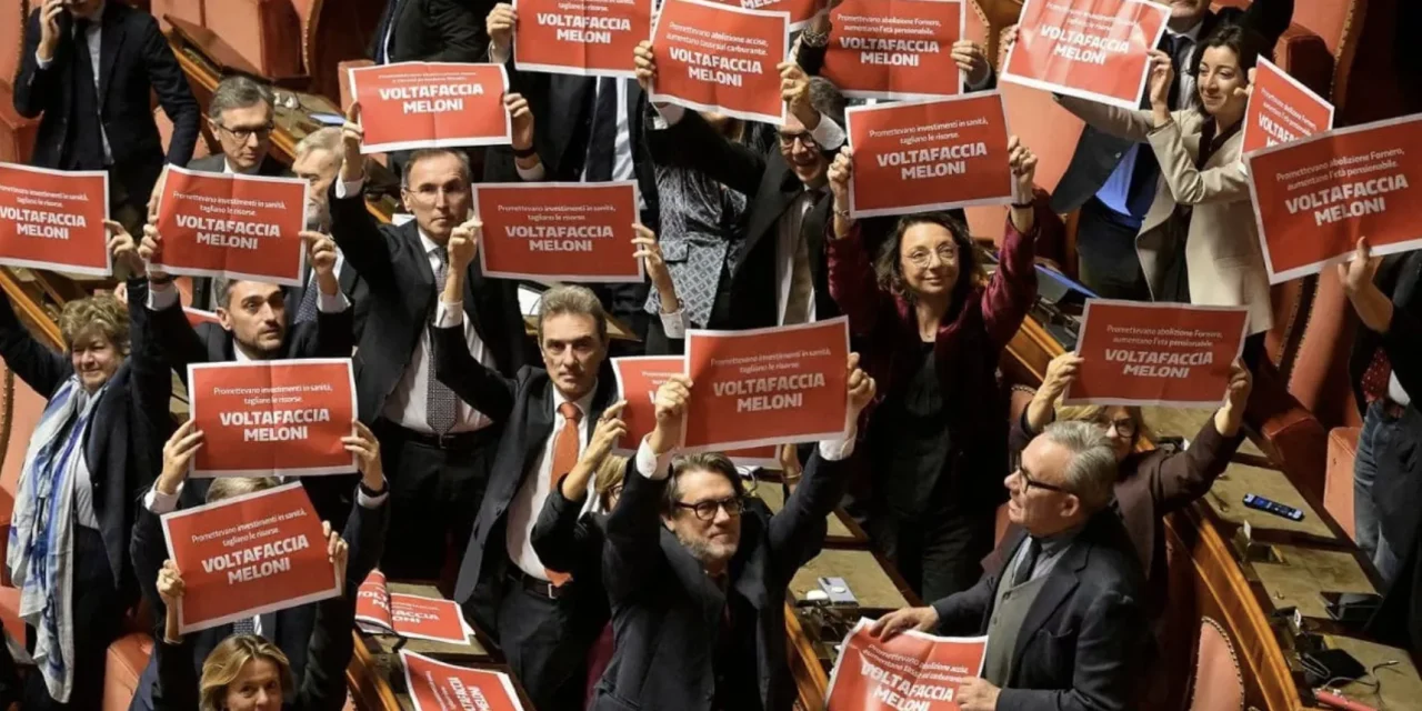 Manovra “a corto muso” sotto l’albero: il via libera del Senato tra strappi, scudi e stralci