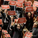 Manovra “a corto muso” sotto l’albero: il via libera del Senato tra strappi, scudi e stralci