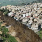 Niscemi, la collina che cede: “Una frana attiva, migliaia senza casa”