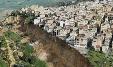 Niscemi, la collina che cede: “Una frana attiva, migliaia senza casa”