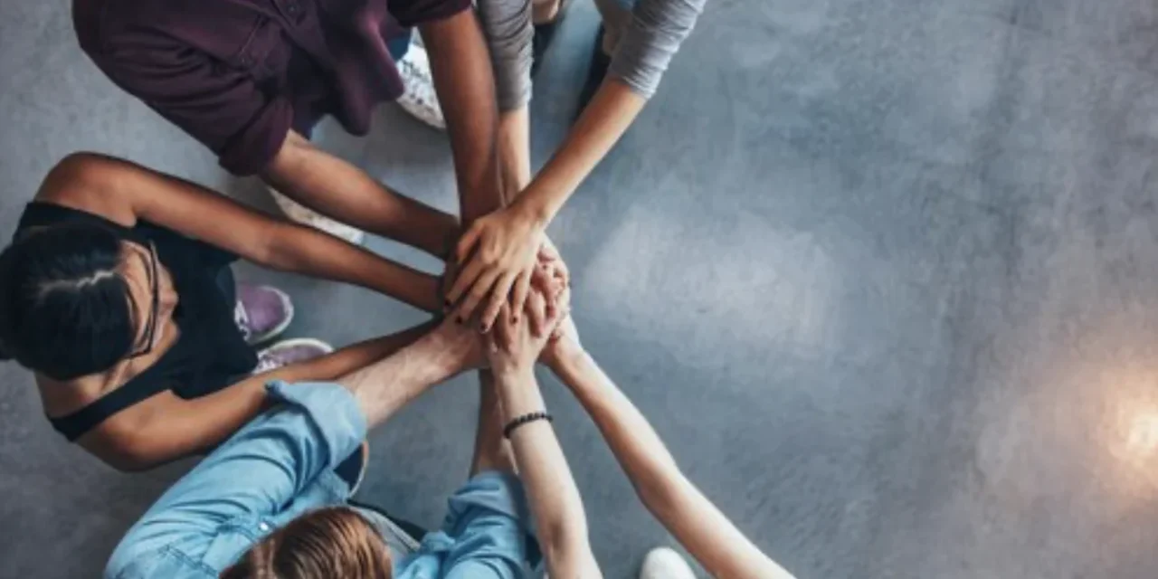 Oltre il clamore:  governare la complessità per sottrarre la democrazia alla deriva oclocratica