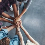 Oltre il clamore:  governare la complessità per sottrarre la democrazia alla deriva oclocratica