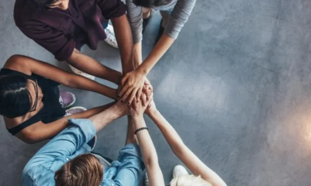 Oltre il clamore:  governare la complessità per sottrarre la democrazia alla deriva oclocratica