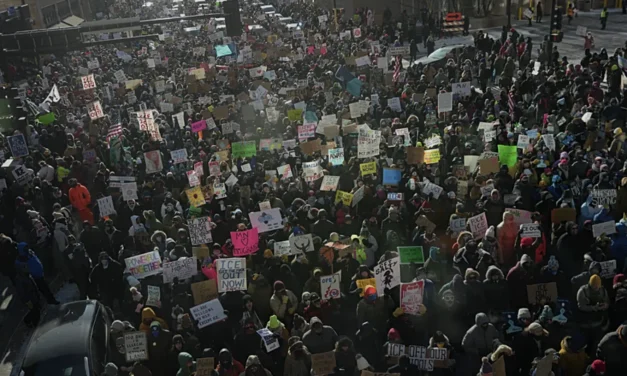 Trump costretto a fare un passo indietro su Minneapolis