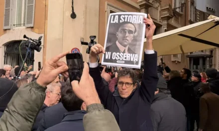 La democrazia in corridoio: Montecitorio e il corto circuito della parola