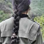 Trecce come bottino di guerra: quando le “forbici” violano la dignità del corpo delle donne