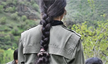 Trecce come bottino di guerra: quando le “forbici” violano la dignità del corpo delle donne