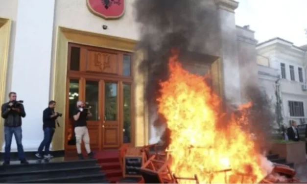 Tirana in fiamme, l’ombra lunga dell’Italia sulla crisi albanese