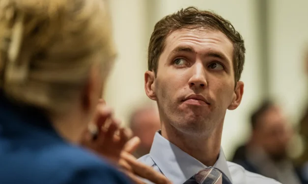 Omicidio Kirk, la giustizia sotto pressione: tra pena di morte, conflitti d’interesse e processo mediatico