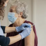 Il vaccino contro il fuoco di Sant’Antonio e l’invecchiamento: una protezione che va oltre la pelle