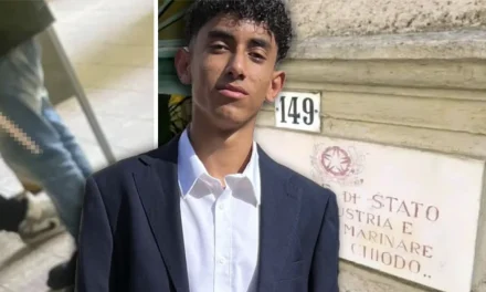 Accoltellato a morte da un coetaneo in una scuola di La Spezia per una ragazzina contesa