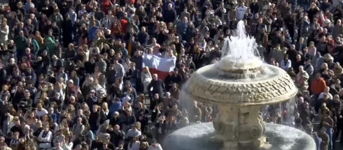 Leone XIV all’Angelus: le Beatitudini “luci nella penombra della storia” e prova della vera felicità