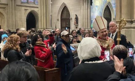 “Todos” a New York: l’arcivescovo che entra cantando in spagnolo