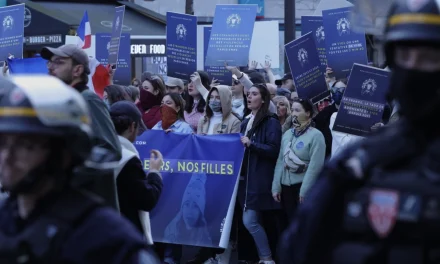 Quando la politica diventa rissa, la democrazia sanguina: né rossi né neri, basta violenza