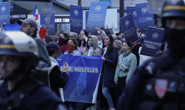 Quando la politica diventa rissa, la democrazia sanguina: né rossi né neri, basta violenza