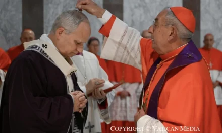 Le ceneri di un mondo che brucia: Leone XIV apre la Quaresima “radunando il popolo”