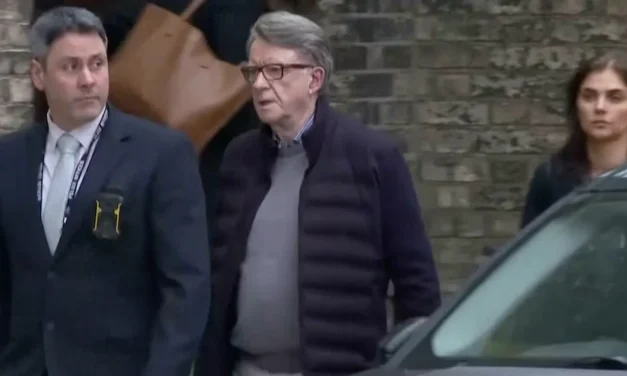 Scotland Yard corre, Buckingham si protegge